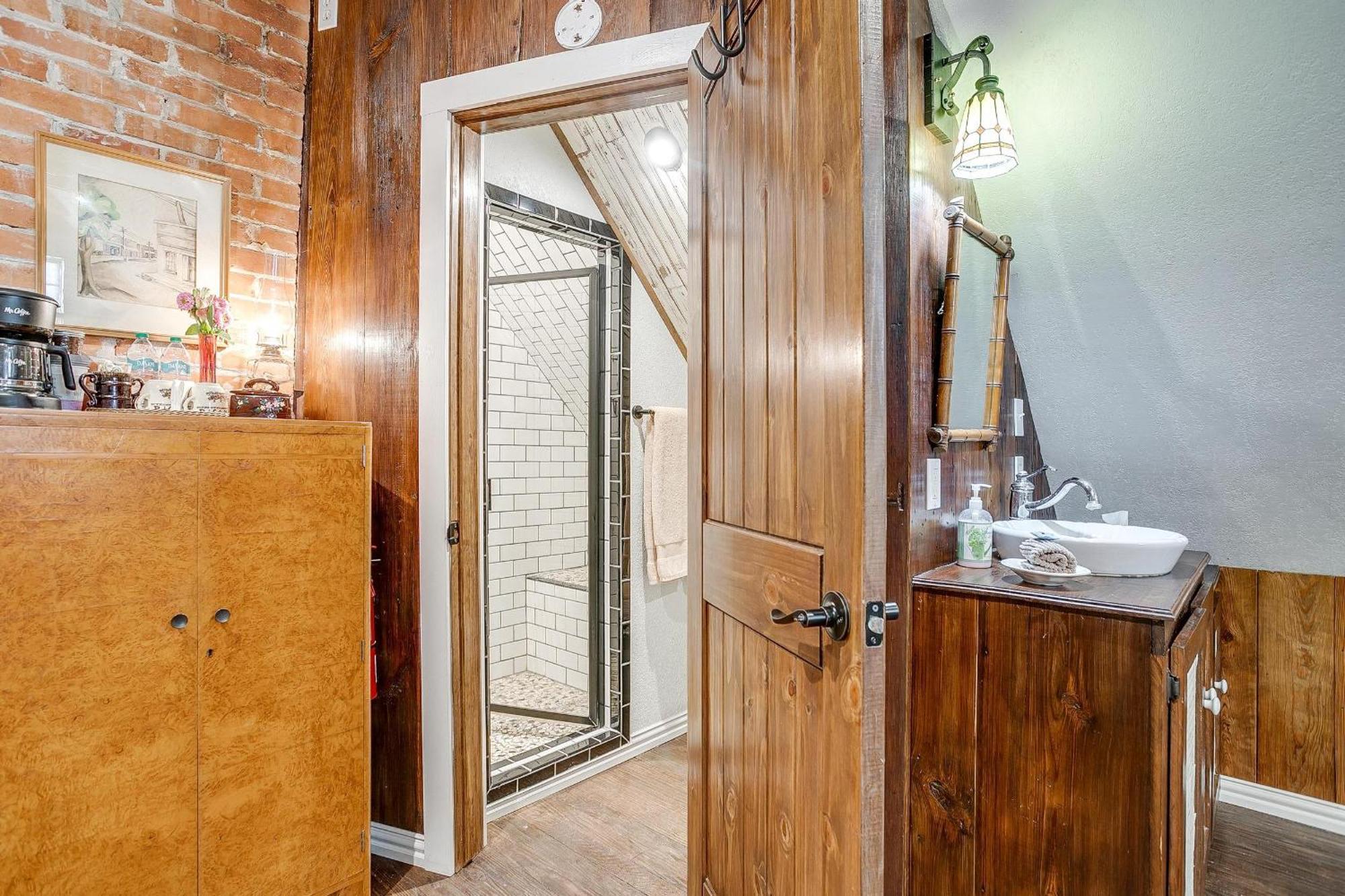The Gallery House Boutique Hotel Stephenville Bagian luar foto