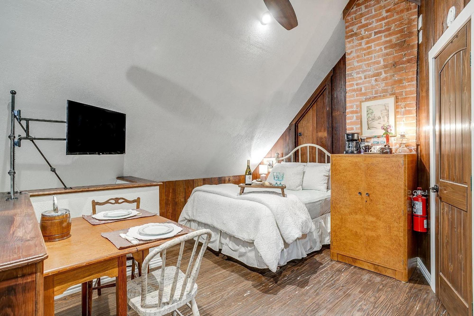 The Gallery House Boutique Hotel Stephenville Bagian luar foto