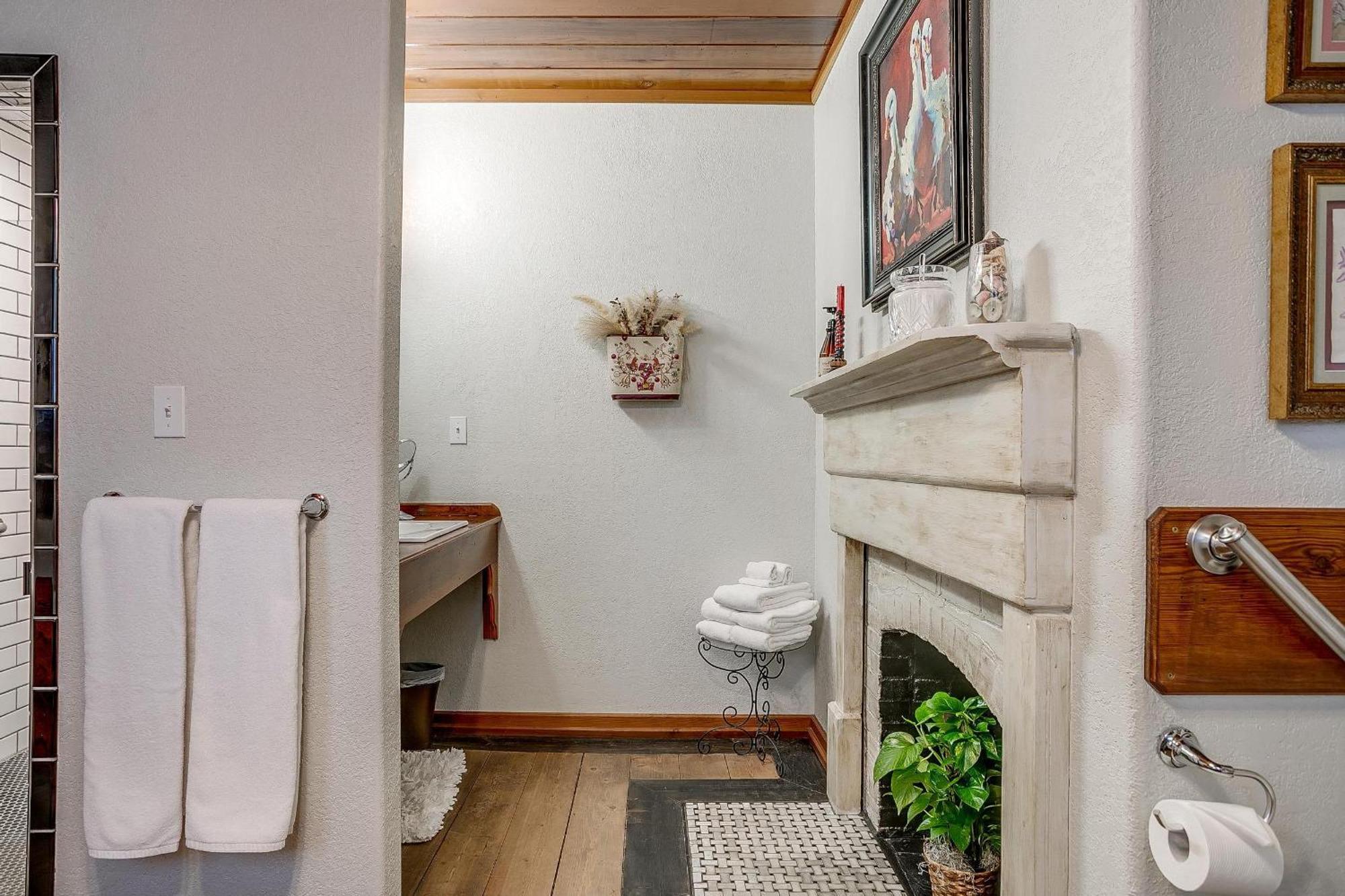 The Gallery House Boutique Hotel Stephenville Bagian luar foto