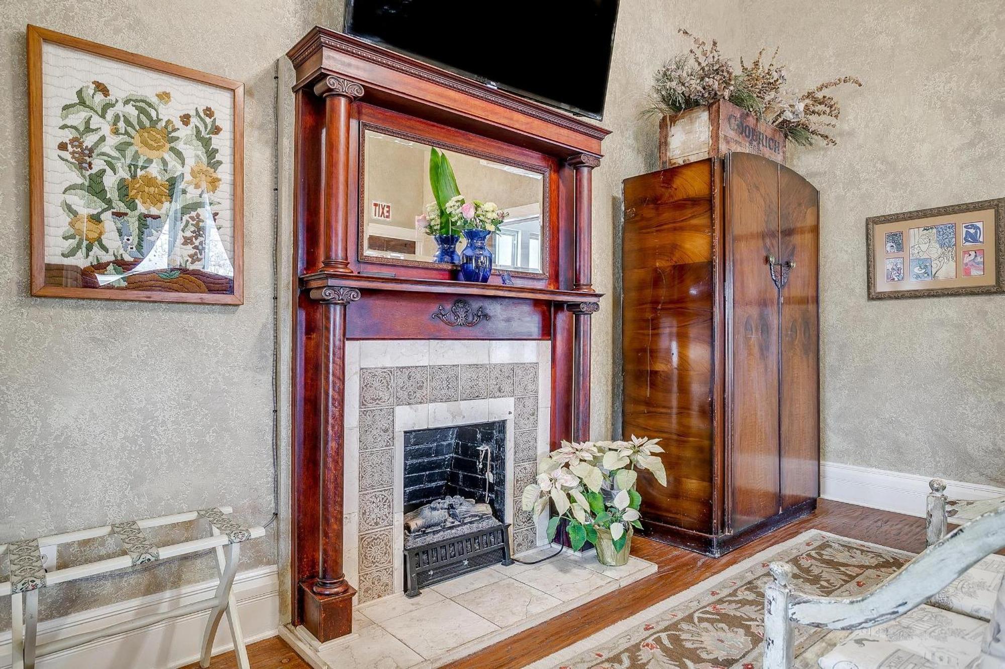 The Gallery House Boutique Hotel Stephenville Bagian luar foto