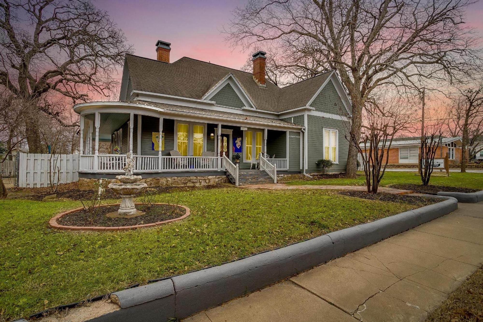 The Gallery House Boutique Hotel Stephenville Bagian luar foto